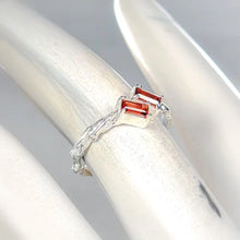 Загрузить изображение в средство просмотра галереи, Серебряное кольцо с натуральным гранатом, размер камня 5×3, вес 1.8 г, размер 16.5, 925 пробы

