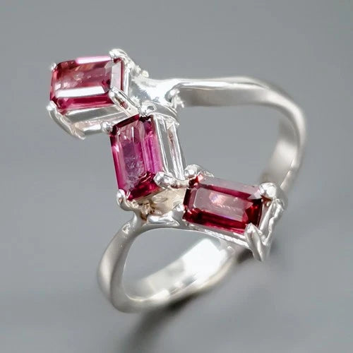Rhodolite Garnet Ring, 2.4g; size 15.5; 925 sterling silver