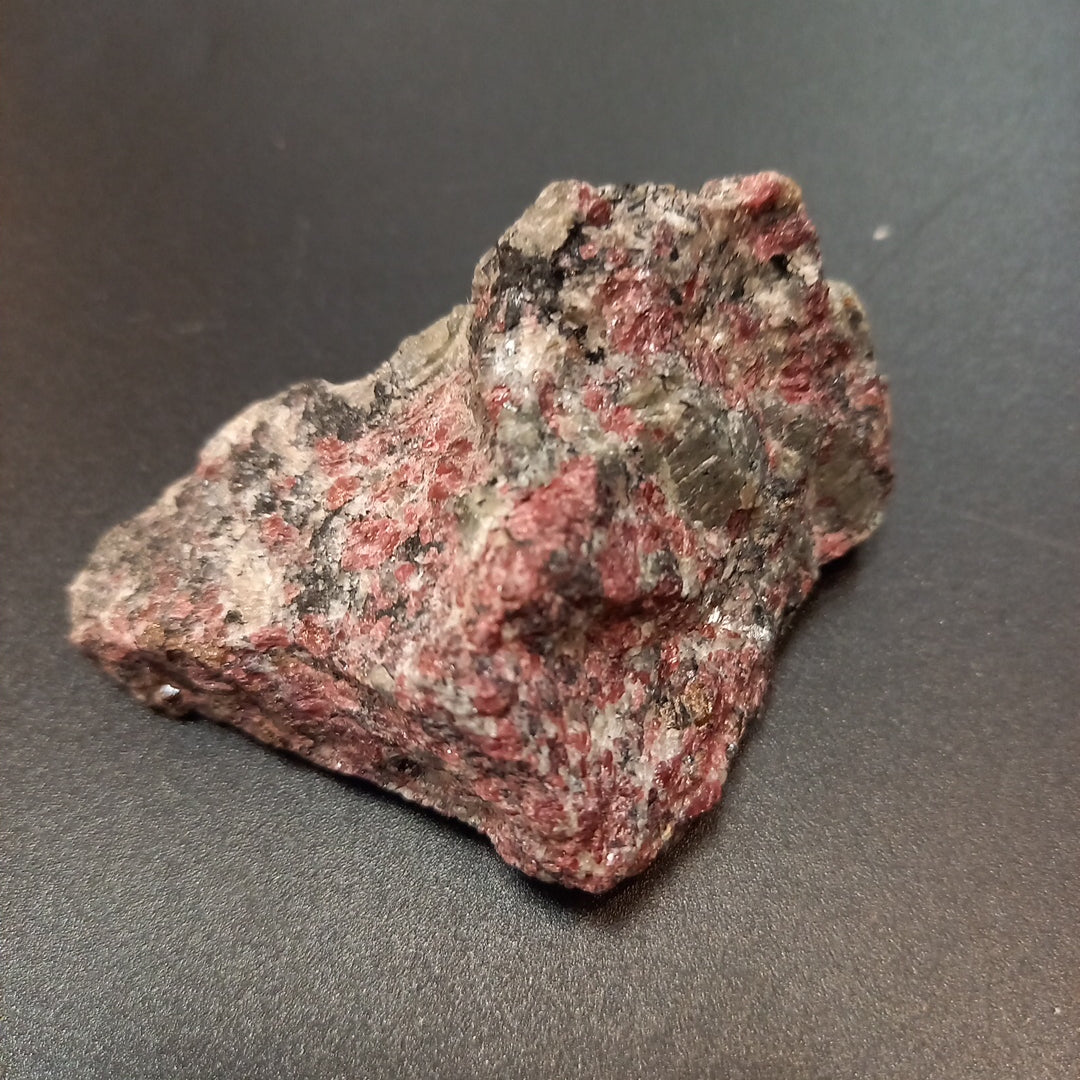 Eidialīts 105g, 7x5x3cm