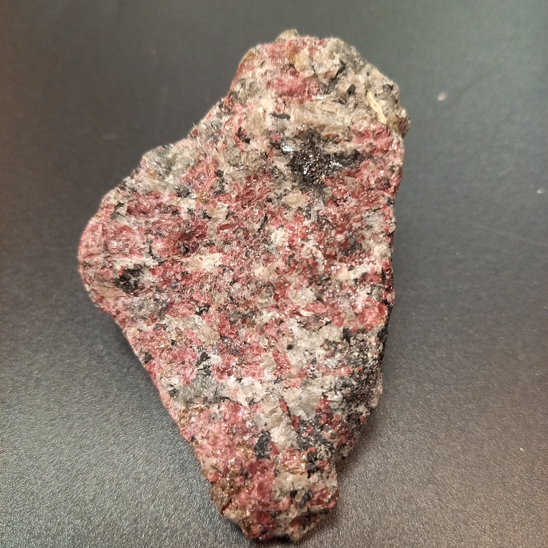 Eidialīts 105g, 7x5x3cm