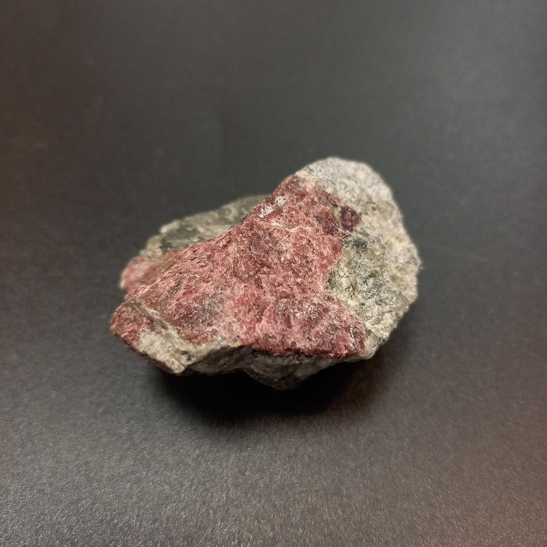 Eudialyte Crystal 60 g 5 × 5 × 2 cm