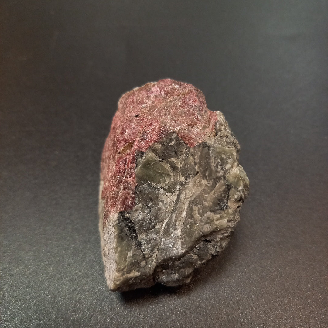 Eudialyte Crystal 60 g 5 × 5 × 2 cm