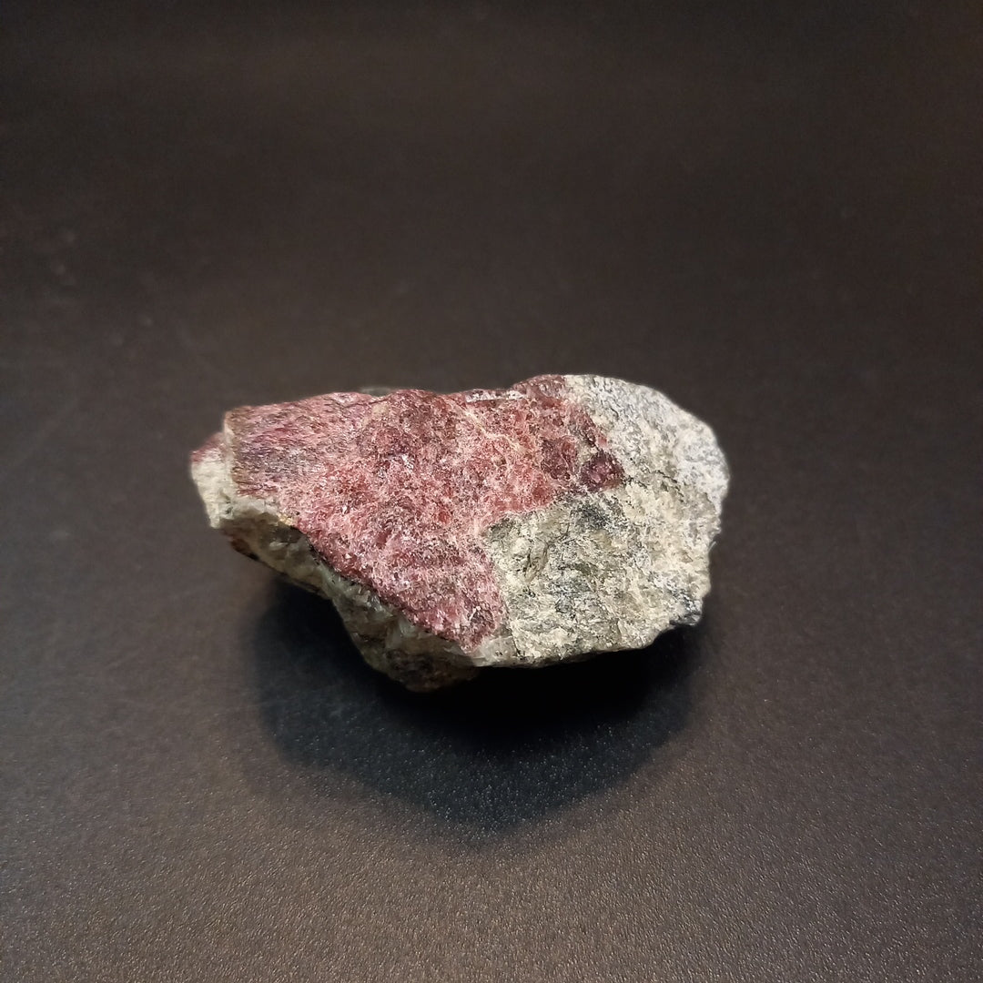 Eudialyte Crystal 60 g 5 × 5 × 2 cm