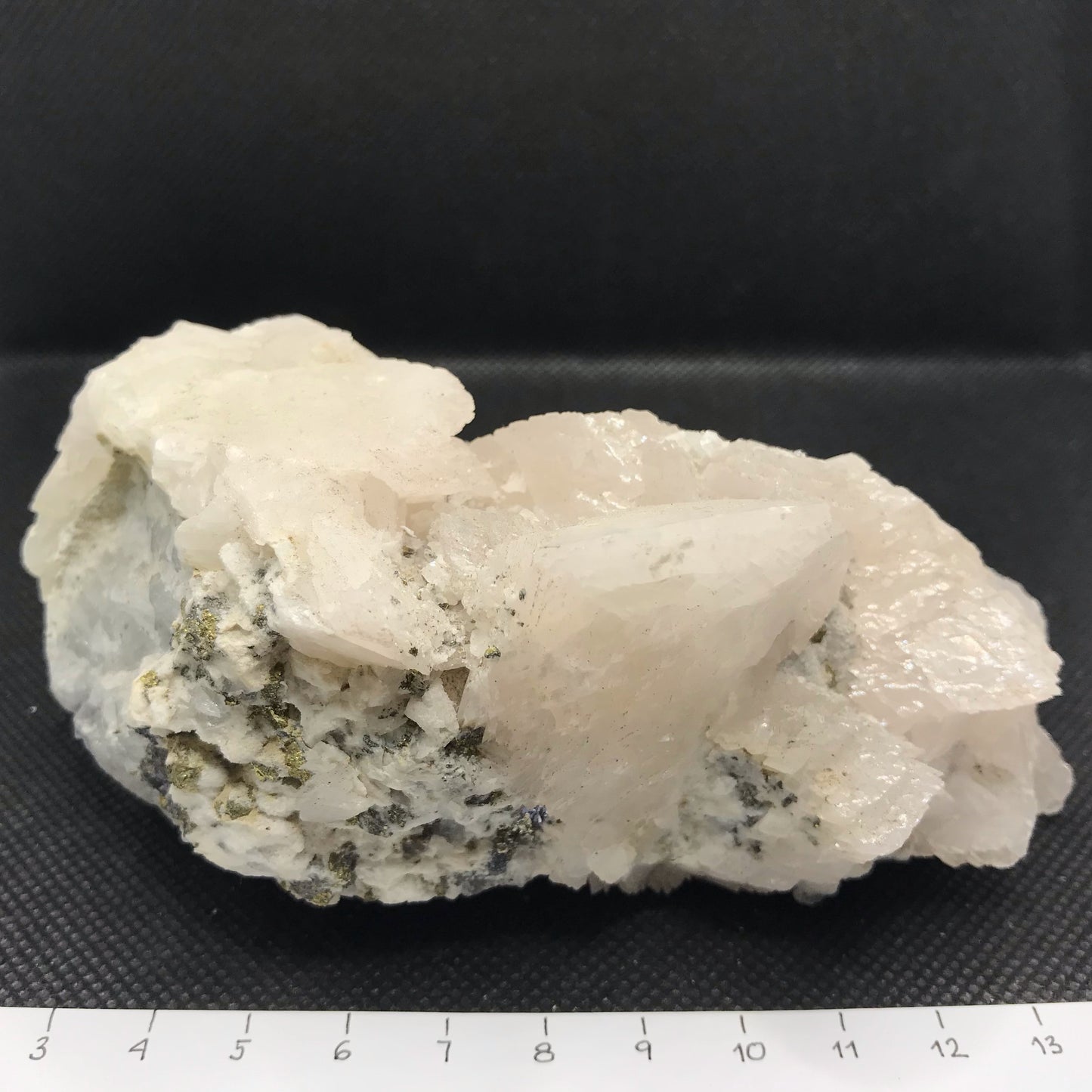 Calcite Druze 616 g 13 × 9 × 5 cm