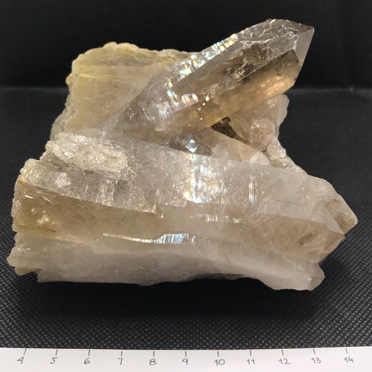Друзы из дымчатого кварца с рутилом, 920 г, 13 × 12 × 8 см.