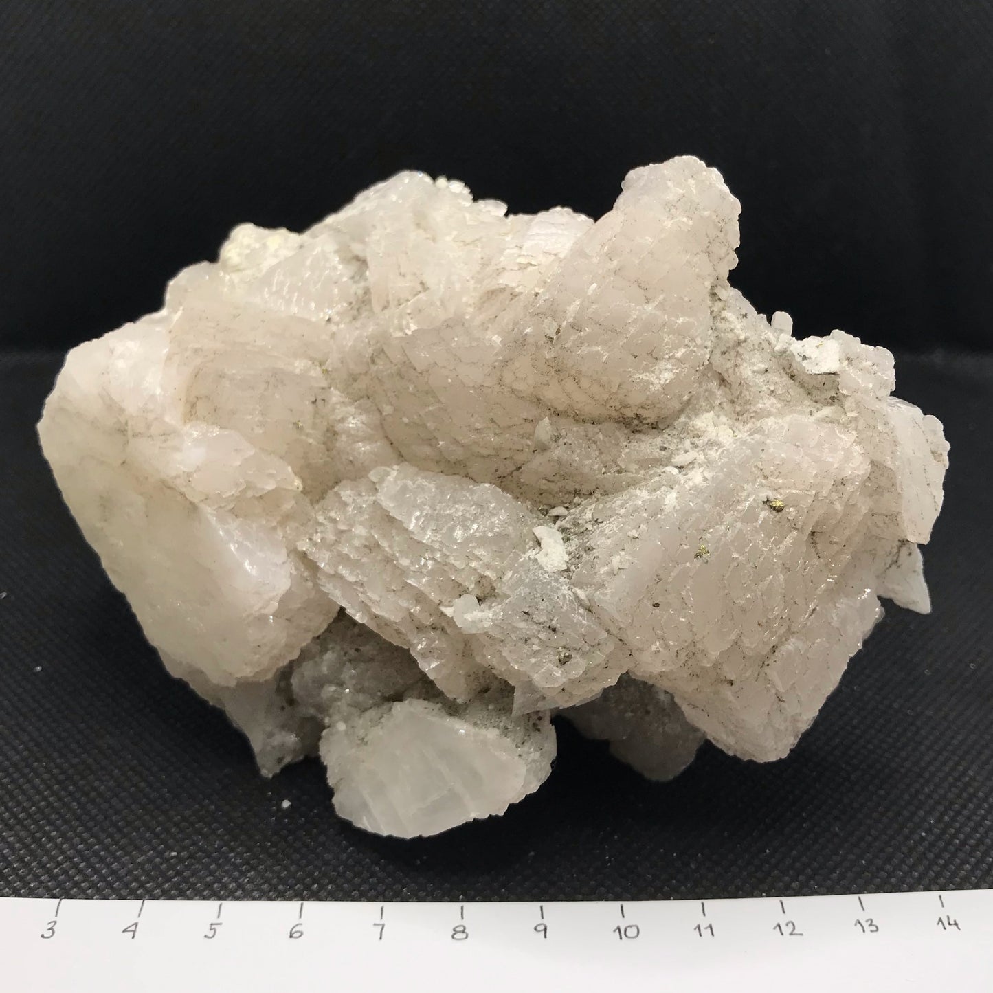 Calcite Druze 616 g 13 × 9 × 5 cm