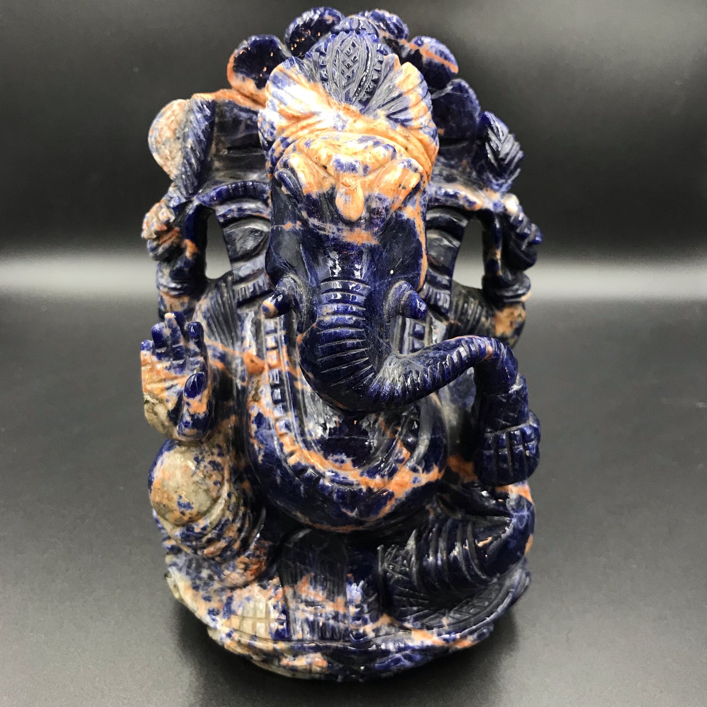 Фигура Ганеша. Содалит с оранжевым кальцитом. 11см x8см x 15,5 см. 1685 гр