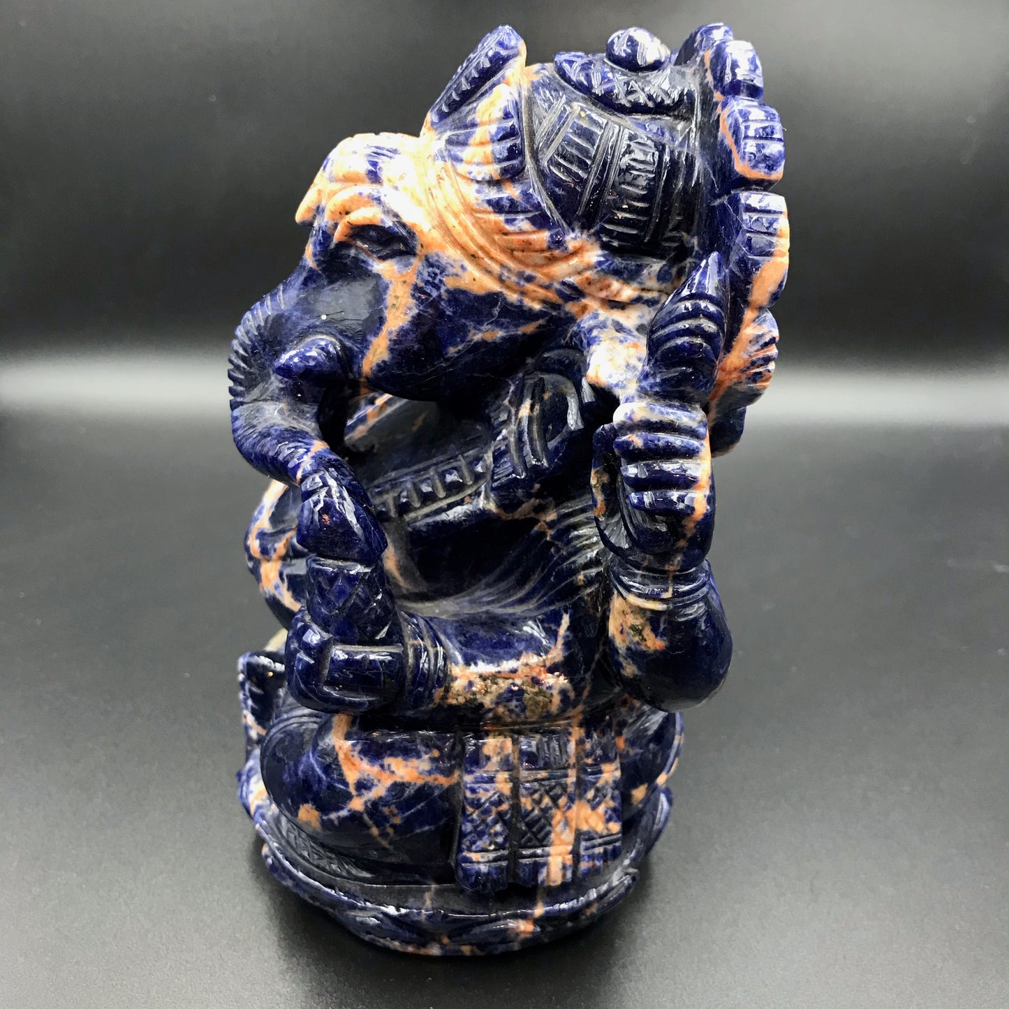 Фигура Ганеша. Содалит с оранжевым кальцитом. 11см x8см x 15,5 см. 1685 гр