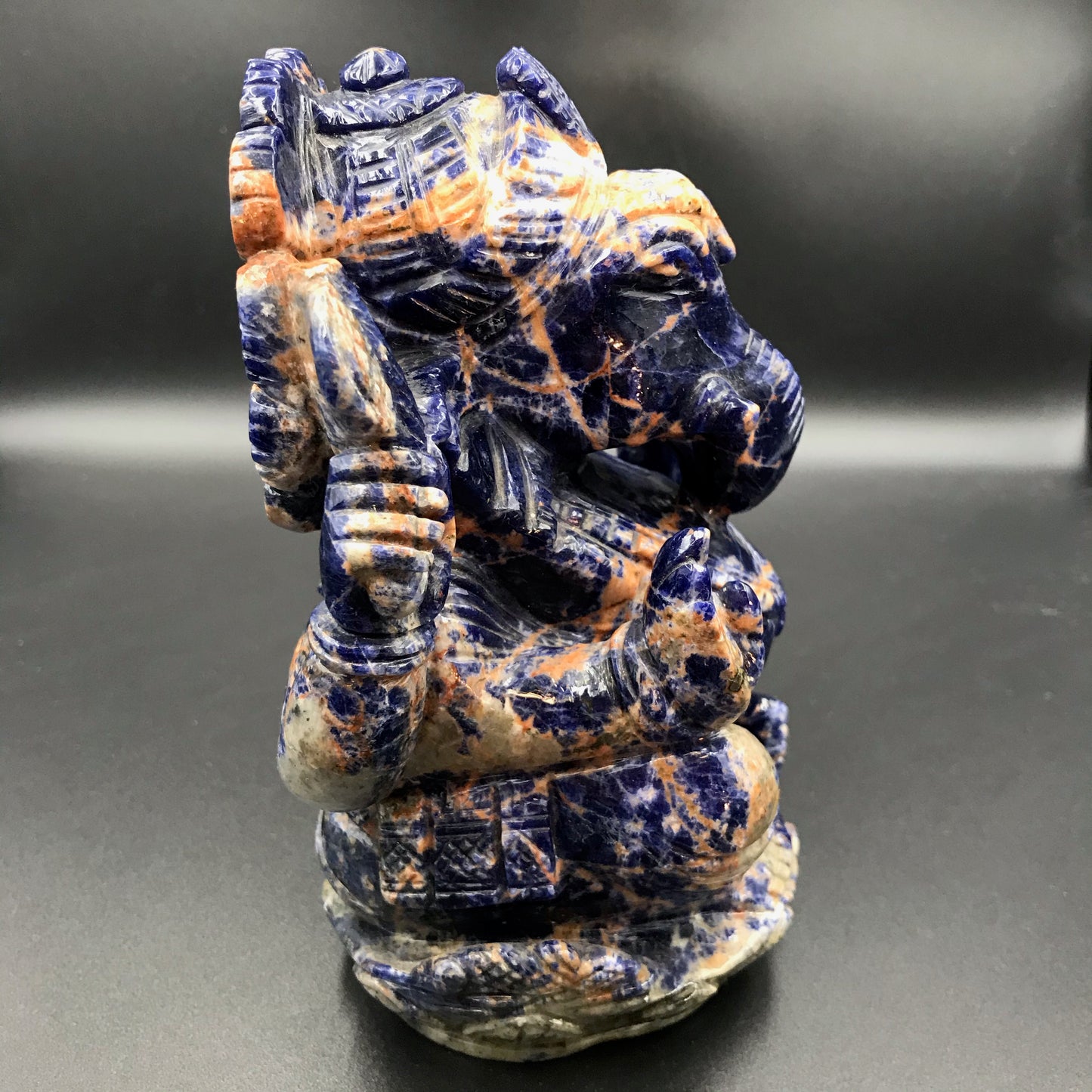 Фигура Ганеша. Содалит с оранжевым кальцитом. 11см x8см x 15,5 см. 1685 гр