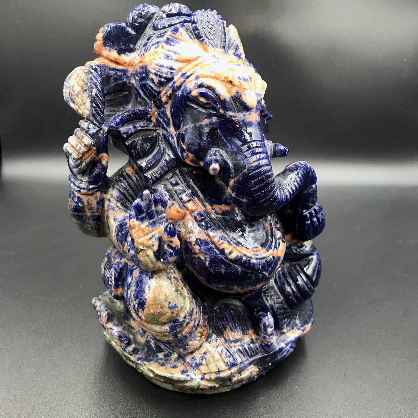 Фигура Ганеша. Содалит с оранжевым кальцитом. 11см x8см x 15,5 см. 1685 гр